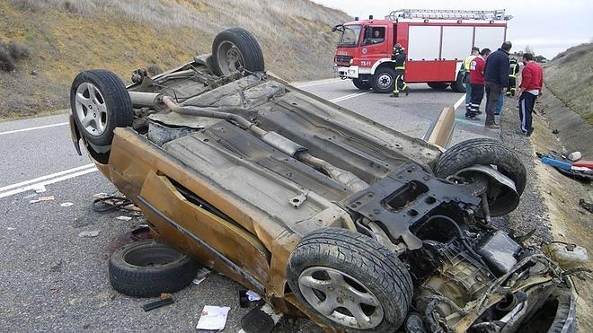 Un herido grave al salirse de la vía y volcar en León el vehículo en el que viajaba