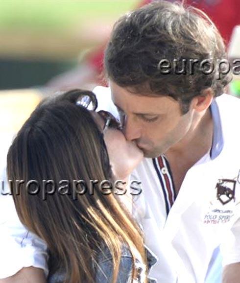 Sonia Ferrer y Álvaro Muñoz Escassi se 'comen' a besos
