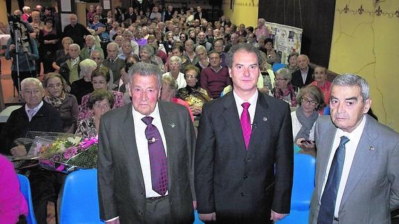 El Casino Obrero homenajea a Pablo Diu y Marino Hernández imponiéndoles la Abeja