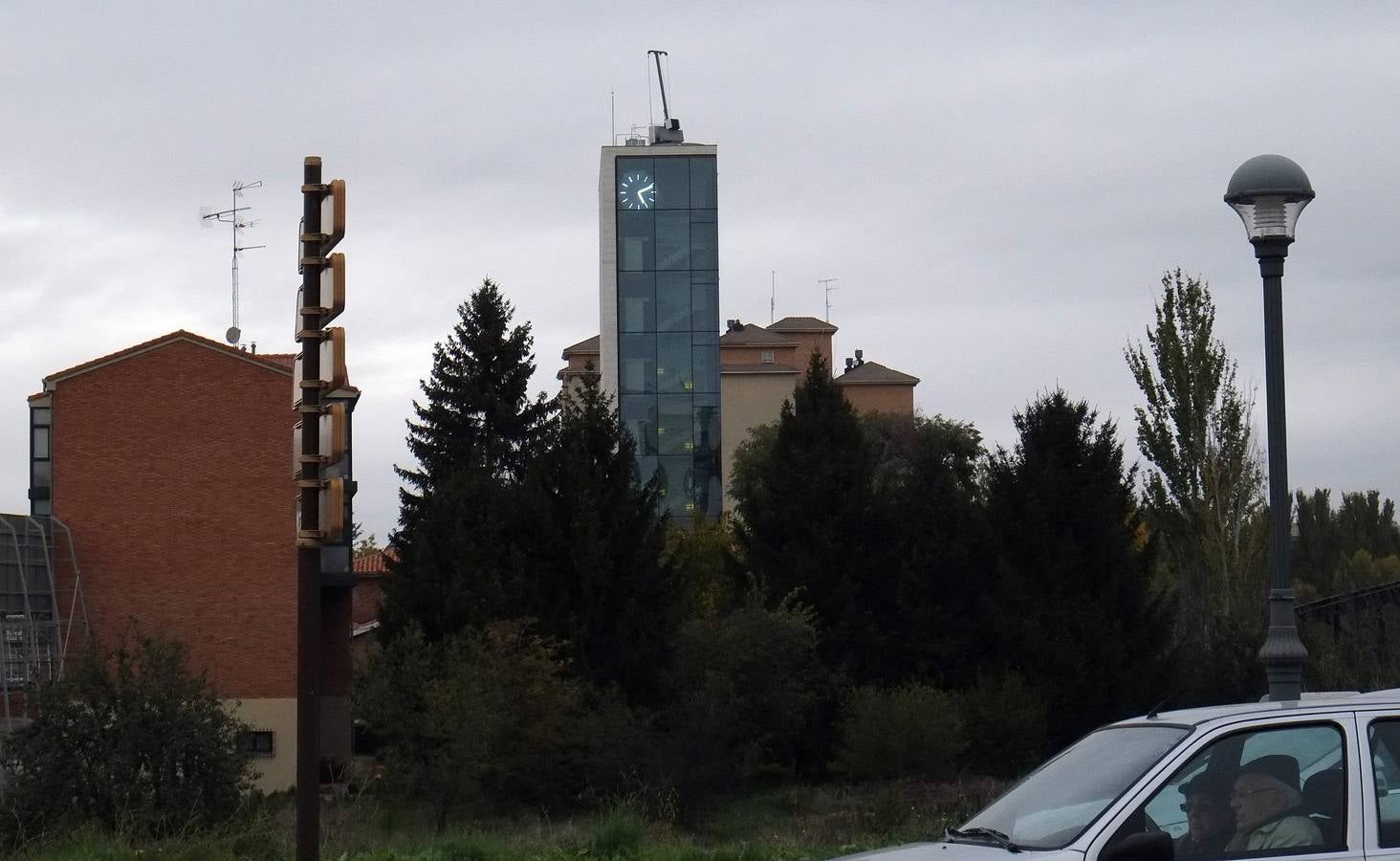 El reloj del ascensor de la FRMP y el CES ya se ve