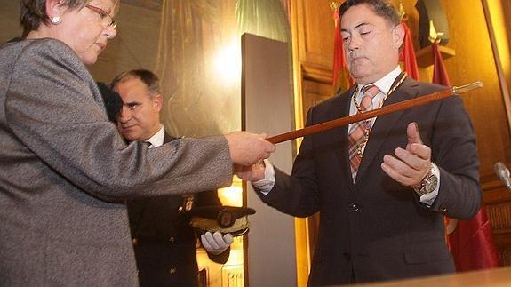 Marcos Martínez renuncia a sus cargos pero no entrega las actas
