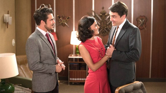 Laura pide a Jorge que cree un nuevo perfume y Julián se siente celoso