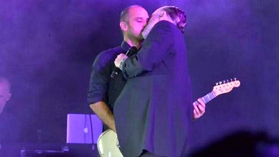 Miguel Bosé deja claro que su guitarrista "no es mi amante"