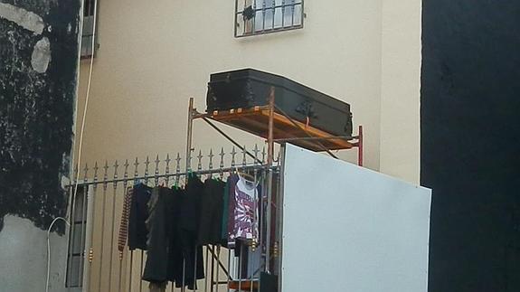 Ataúdes y lápidas para intimidar a clientes de un restaurante en Dénia