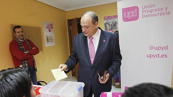 Los militantes de UPyD avalan a Pérez Carrillo como candidato a la Alcaldía