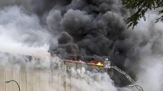 Un incendio aún activo destruye la fábrica de Campofrío en Burgos