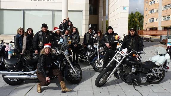 Más de cien comercios se alían con dos grupos moteros en una campaña solidaria de juguetes