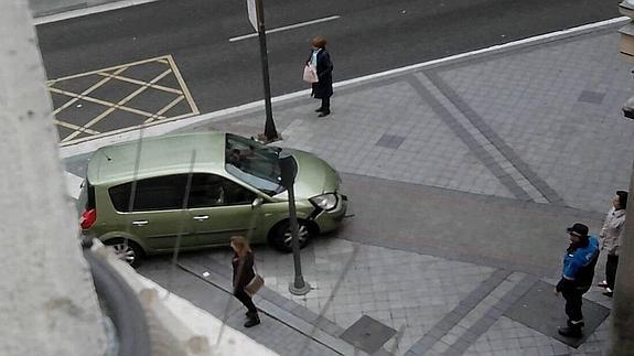 El 'bolardo asesino' de la Plaza Mayor destroza el morro de otro coche y suma ya cuarenta 'víctimas'