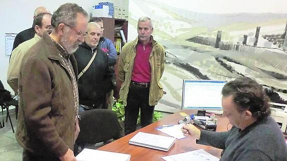 Unas 5.000 firmas piden la conversión de la vía del tren Ruta de la Plata en Vía Verde
