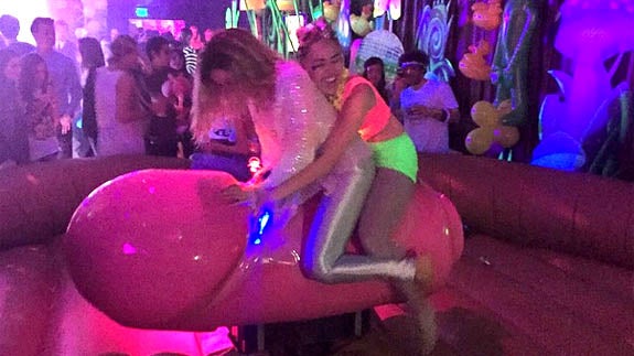 Miley Cyrus se lo pasa a lo grande en su cumpleaños con juguetes sexuales gigantes