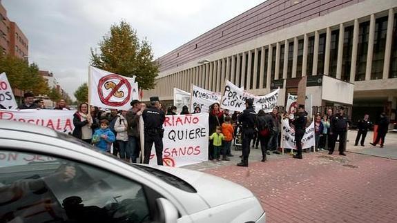 Desalojan a los padres que protestaban por los 'gusanos en la sopa' en el pleno de las Cortes