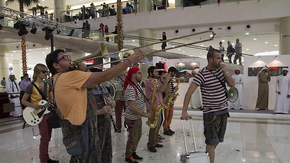 La banda espinariega El Puntillo Canalla vuelve a actuar en los Emiratos Árabes