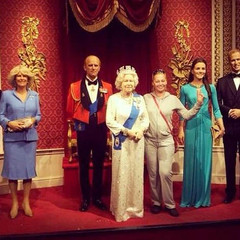 Belén Esteban, en chándal, fotografiada entre la Familia Real Británica