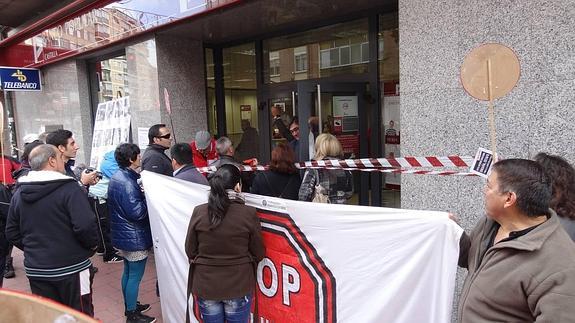 Cien personas precintan los bancos del entorno de Delicias para protestar contra los desahucios