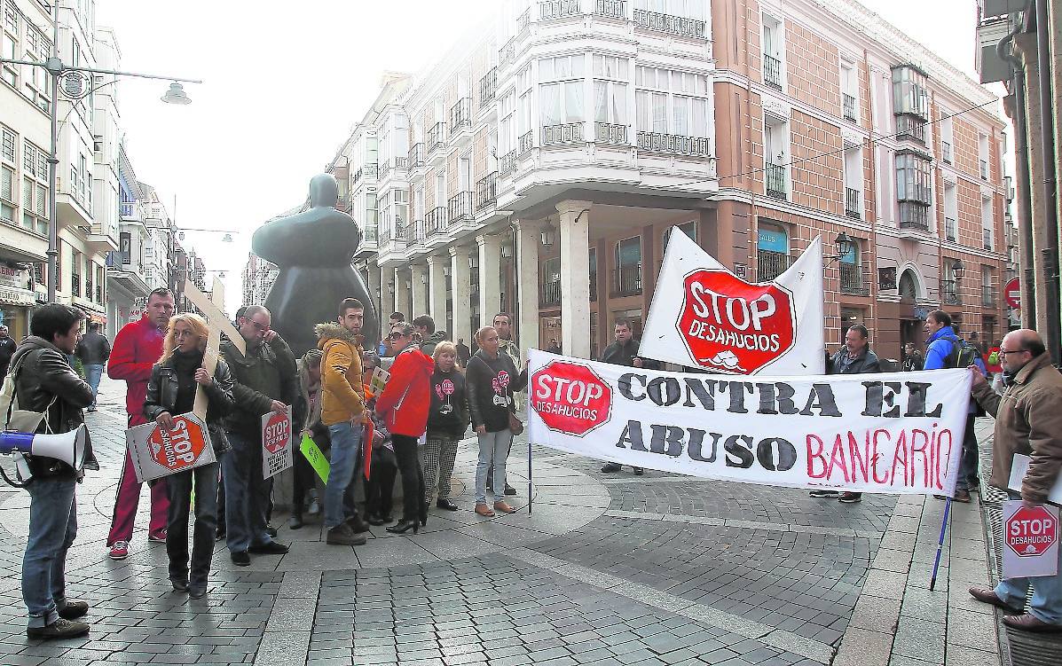 Los afectados por hipotecas piden el respaldo de la Junta frente a los bancos