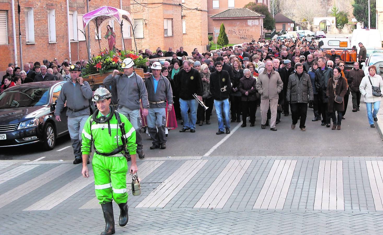 Los guardenses acompañan a Santa Bárbara en la fiesta de los mineros