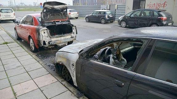 Tres vehículos arden en un incendio provocado en un barrio de Ponferrada