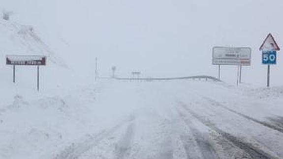 La nieve obliga a usar cadenas en tres carreteras de la provincia de León