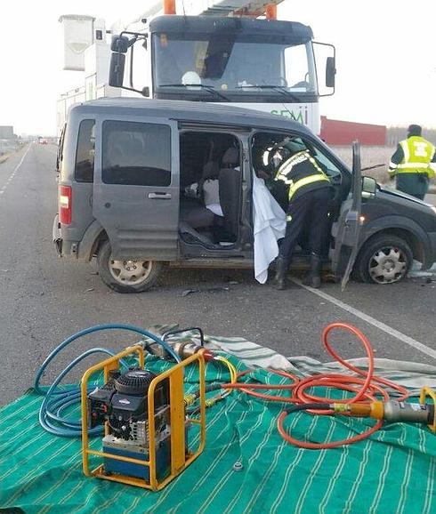 Un muerto en una colisión entre un camión y una furgoneta en Soto de la Vega