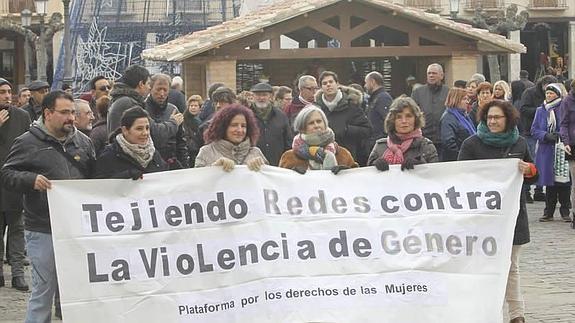 Un centenar de personas claman contra el asesinato de las dos vecinas de Vertavillo