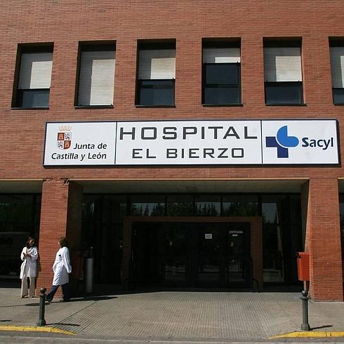 Un incendio en una carbonera deja encerrados dos horas en su casa a vecinos de Bembibre