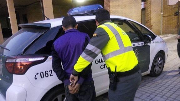 Encuentran escondido en la piscina de una explotación ganadera abandonada de Almazán al agresor de la joven rumana