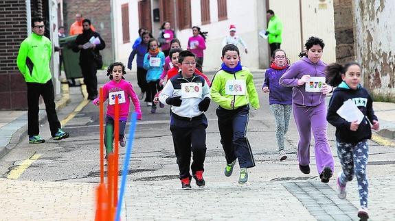 Escolares de Villamuriel participan en una carrera solidaria