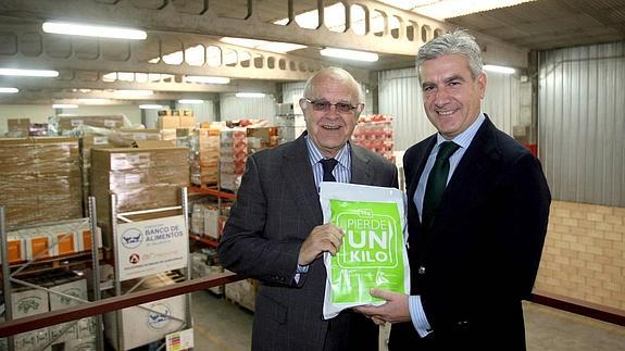 Los empleados de Caja España-Duero entregan cuatro toneladas de comida al Banco de Alimentos