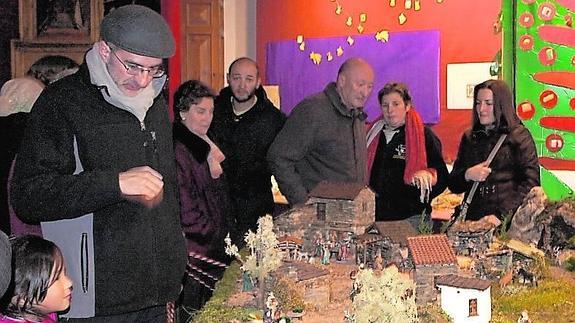 Inaugurada una exposición de belenes de la Hermandad de Béjar