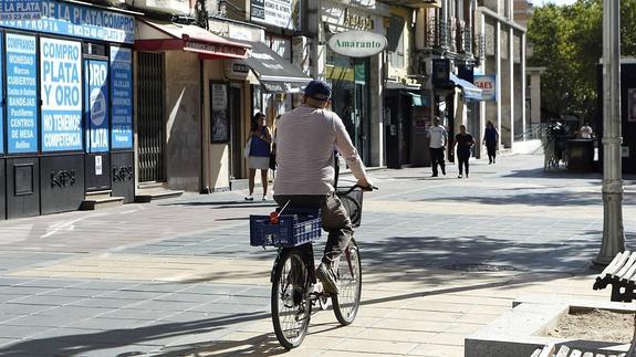 IU de Valladolid aboga por permitir la circulación de bicis en algunas calles peatonales