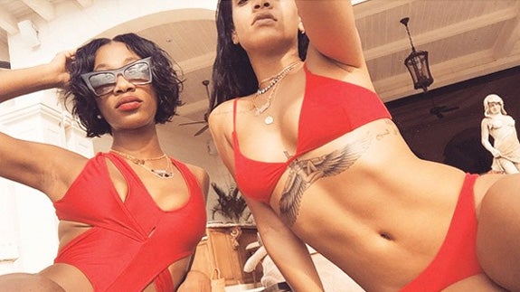 Rihanna sube la temperatura de Navidad al posar con un bikini rojo en Barbados