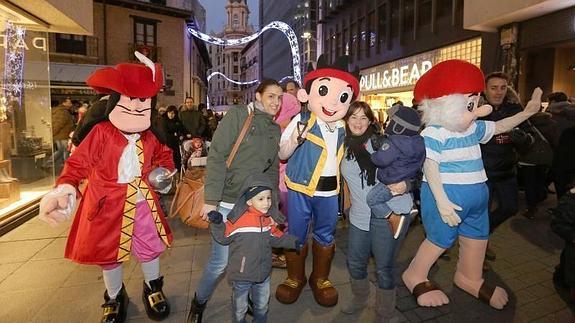 Un pasacalles recorre las calles del centro para promover el comercio