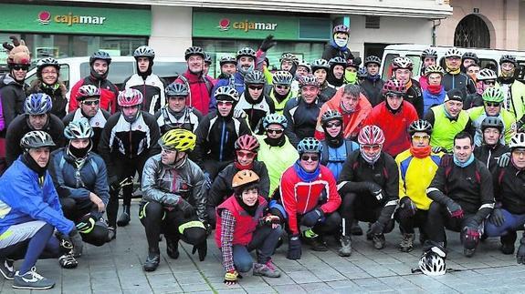 Cien ciclistas recorren los pinares de Mojados en una ruta solidaria