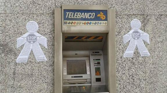 Stop Desahucios empapela los bancos de Valladolid con artículos sobre el derecho a la vivienda