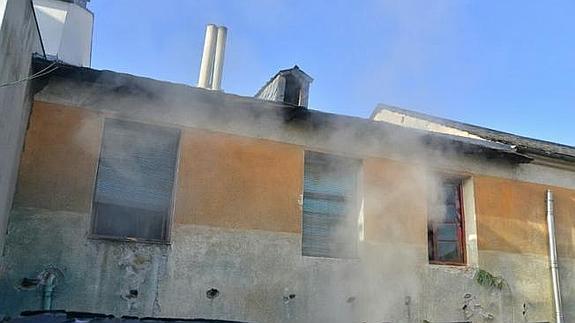 Dos fuegos en chimeneas destruyen dos casas en Losada y Ponferrada