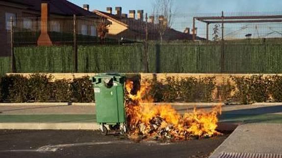 Arden tres contenedores de basura en la urbanización El Carrascalejo