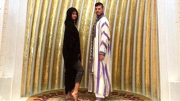 Los radicales del Islam critican a Selena Gómez po enseñar los tobillos en una mezquita