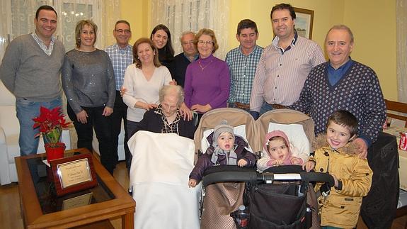 Maximina cumple cien años en familia