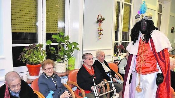 Los Reyes Magos llevan la ilusión a los ancianos de Peñaranda