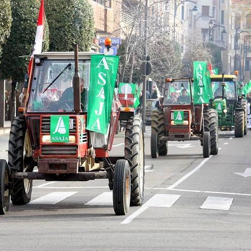 Asaja entrega carbón a Tomás Villanueva