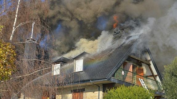 Un incendio arrasa el tejado de un chalé en la localidad leonesa de Cacabelos