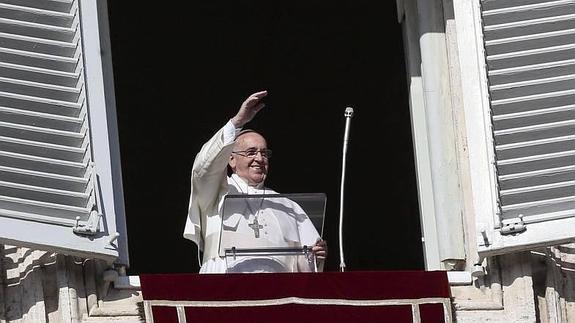 La falta de acuerdo entre el Vaticano y los obispos impide fijar una fecha oficial para el viaje del Papa