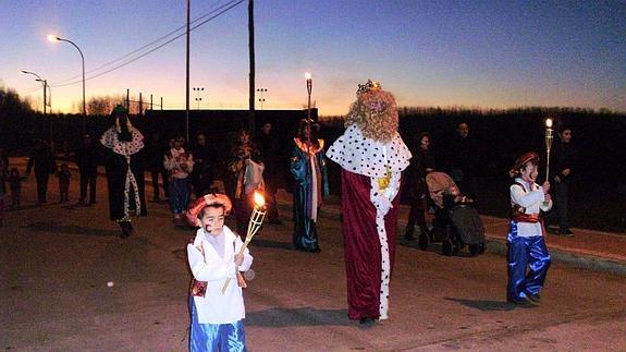 Los Reyes adoran al Niño en su parada en Hontanares