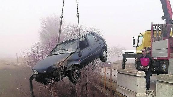 Cae un coche a un arroyo próximo a Grijota