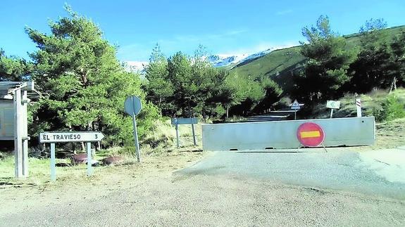 Retiran el bloque de hormigón que cortaba la carretera de El Travieso