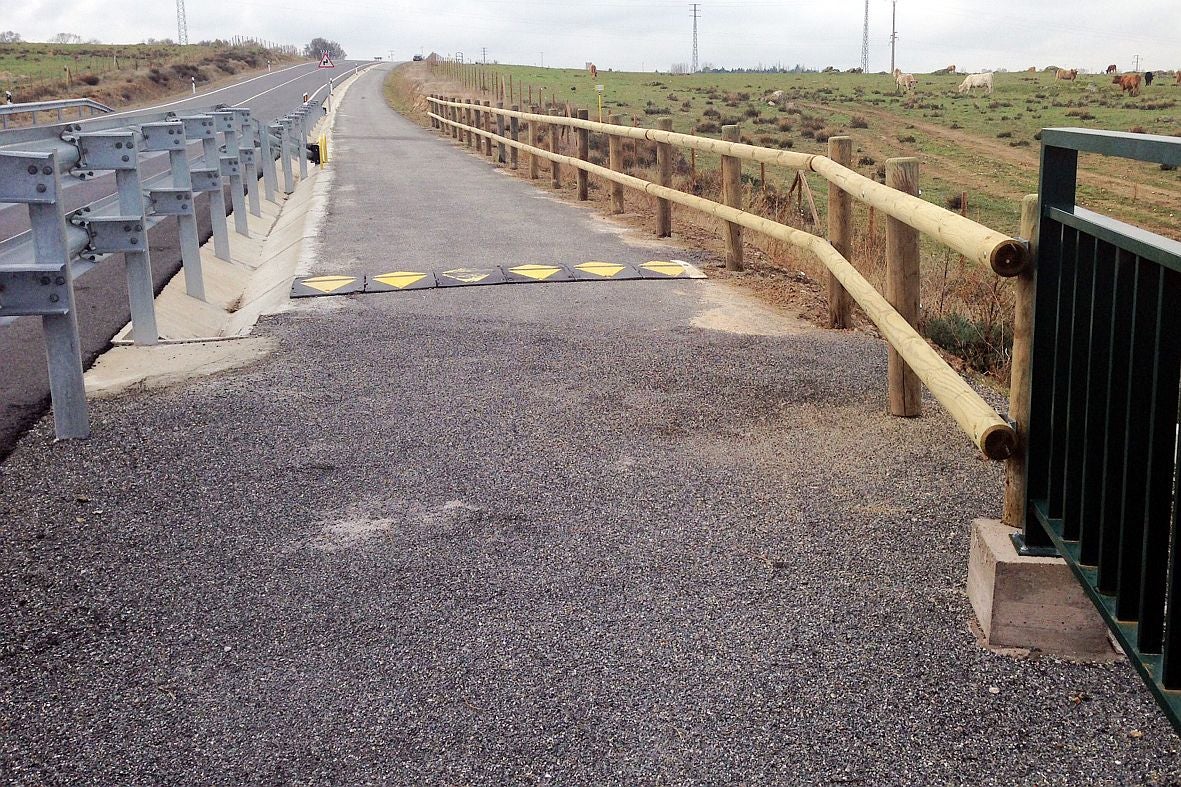 El vial de Palazuelos a Quitapesares ya tiene barandilla de seguridad peatonal