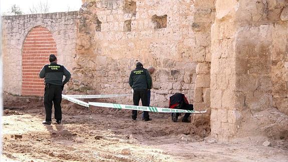 Encuentran una granada de la Guerra Civil en las ruinas de un convento de Peñafiel