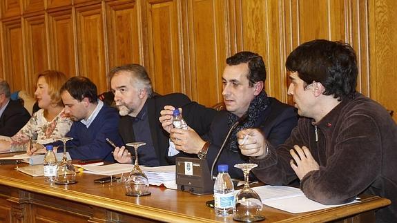 El PP y el PSOE se oponen al «populismo y la inviabilidad» de la moción de IU sobre empleo