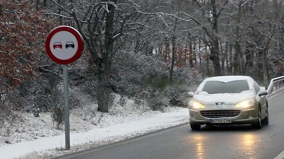 Las primeras nevadas causan leves incidencias en carreteras comarcales