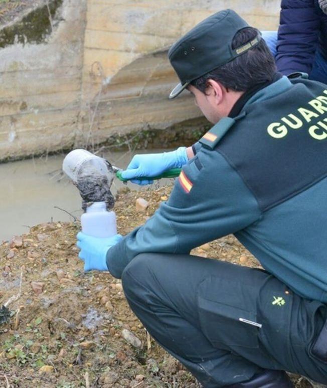 Detectan material orgánico en el 'vertido azul' de un arroyo de León